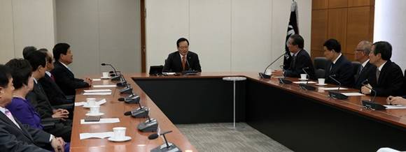 ▲ 21일 조성제 부산상의 회장 등 전국 상의 회장단이 정의화 국회의장(사진 가운데)과 만나 노동개혁법과 경제활성화법의 연내 국회 처리를 촉구하고 있다. ⓒ대한상의