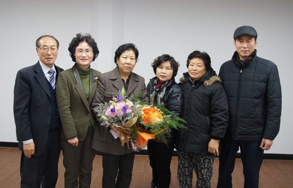 ▲ 최정옥 충북도자원봉사센터장이 으뜸상을 받은 영동 발사랑 봉사단과 기념촬영하고 있다. ⓒ뉴데일리