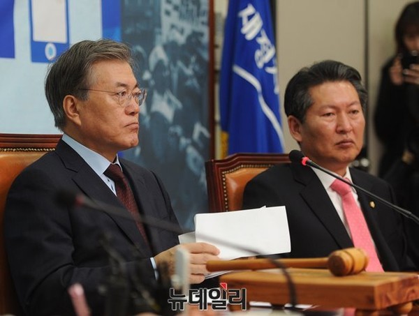 ▲ 새정치민주연합 문재인 대표와 정청래 최고위원이 21일 최고위원회의에 참석해 있다. ⓒ뉴데일리 정재훈 기자