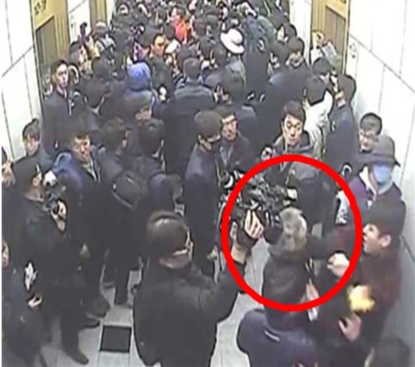 ▲ 변씨가 지난 11월 14일 오후 1시 15 분경 프레스센터 엘리베이터 앞에서 경찰관을 폭행하는 장면 ⓒ부산경찰청 제공
