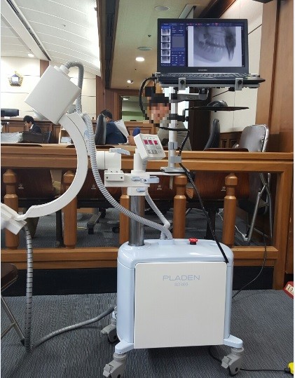 ▲ 법정에 설치된 포터블 엑스레이 장비. 20일 오전 양승오 박사 사건 변호인들이 박원순 시장 아들 박주신씨의 법정 출석에 대비해, 포터블 엑스레이를 법정에 설치했다. ⓒ 뉴데일리 유경표 기자