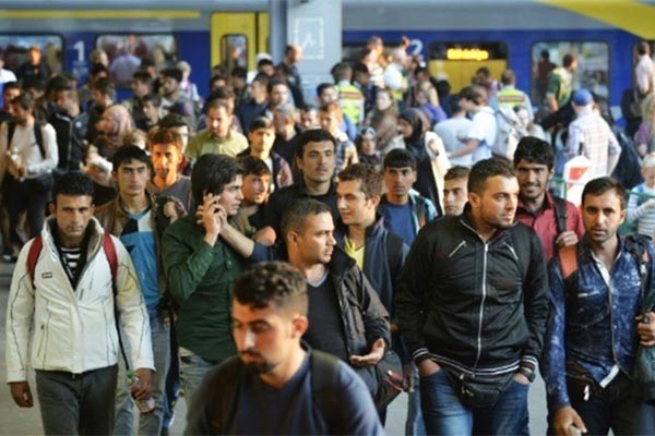 ▲ 중부 유럽을 통해 독일 등으로 들어오는 난민들의 모습. EU와 북미 안보 연구기관들은 이 '난민'의 70% 이상이 건장한 젊은 남성들이라는 점을 의아하게 보고 있다. ⓒ美게이트스톤 연구소 화면 캡쳐