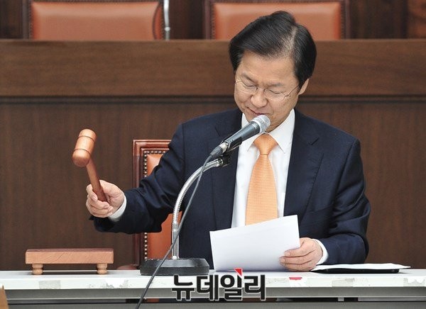 ▲ 국민회의 창당준비위원장을 맡고 있는 무소속 천정배 의원이 지난 16일 창준위 운영위원회의의 개회를 선언하고 있다. ⓒ뉴데일리 이종현 기자