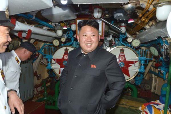 ▲ 잠수함에 탄 김정은. 꽉 차 보인다. ⓒ北선전매체 화면캡쳐