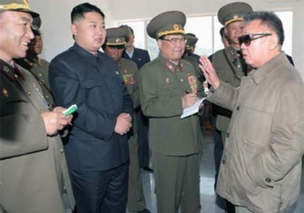 ▲ 김정일 앞에 바짝 얼어있는 김정은. ⓒ北선전매체 화면캡쳐