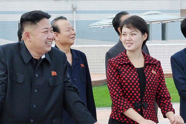 ▲ 리설주와 함께 현지지도를 간 김정은이 헤벌쭉 웃고 있다. ⓒ北선전매체 화면캡쳐