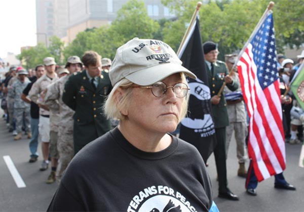 ▲ 美평화재향군인회 행진에 참석한 앤 라이트 씨의 모습. 제주해군기지에 반대하고 '위민크로스DMZ' 활동을 지지했다고 한다. ⓒADST.ORG 사이트 캡쳐