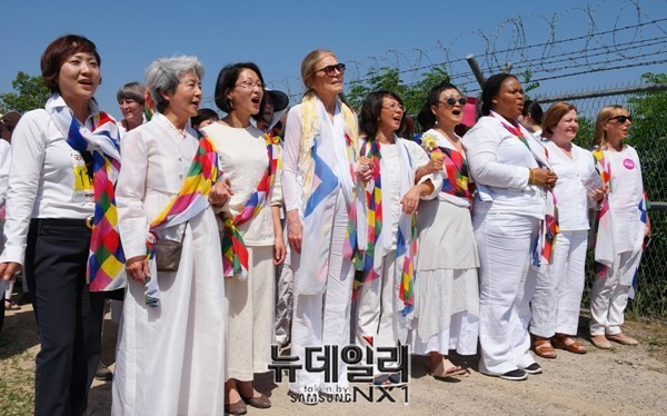 ▲ 지난 5월 북한 평양을 찾은 뒤 판문점을 통해 한국으로 내려온 '위민 크로스 DMZ' 참가자들의 모습. 이들의 활동은 한국 사회에 큰 논란을 불러일으켰다. ⓒ뉴데일리 DB