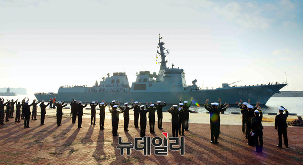 ▲ 22일 해군작전사령부 예하 제7기동전단소속 율곡 이이함이 제주민군복합형관광미항에 입항하고 있다.ⓒ해군