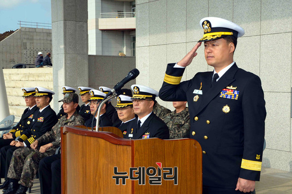 ▲ 22일 해군작전사령부 예하 제7기동전단이 제주민군복합형관광미항으로 이전해 부대 연병장에서 남동우 전단장 주관으로 부대 이전 기념식을 거행하고 있다.ⓒ해군