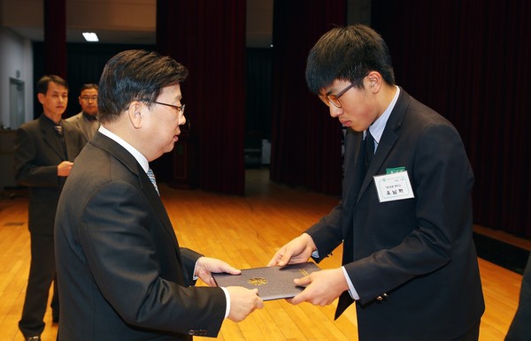 ▲ 권선택 대전시장이 장학금을 전달하고 있다. ⓒ뉴데일리