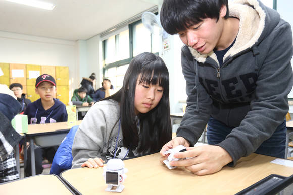 ▲ 지난 19일 서울 공릉중학교에서 진행된 '2015 대학공동 자유학기제' 프로그램에서 광운대 재학생이 한 학생에게 로봇 만들기에 대한 지도를 하고 있다.