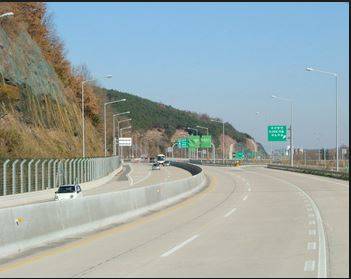 ▲ 중앙분리대 설치된 광주-대구 고속도로.ⓒ국토부