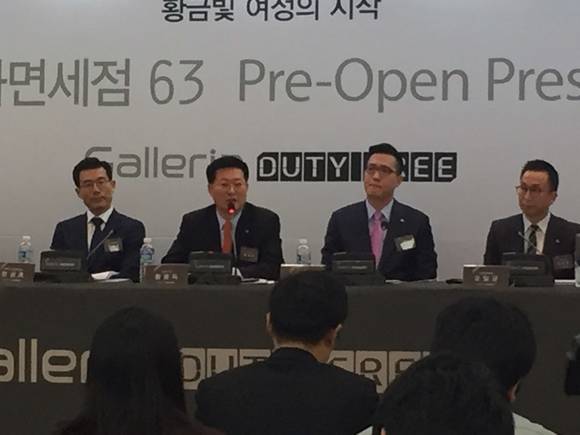 ▲ (왼쪽 두번째부터)황용득 한화갤러리아 대표이사, 김동선 한화건설 과장.ⓒ한화갤러리아