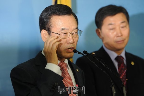 ▲ 임내현 의원이 23일 국회에서 기자회견을 열고 새정치민주연합 탈당을 선언하고 있다. 이날 임내현 의원의 탈당 기자회견에는 광주북을 지역의 광주시의원과 북구의원들이 함께 배석했다. ⓒ뉴데일리 정재훈 기자