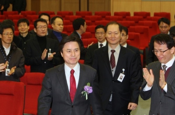 ▲ 제66대 청주지방검찰청 검사장에 취임한 조은석 검사장이 지난해 2월11일 취임식이 열리고 있는 청주지검 대회의실에 들어오고 있는 모습.ⓒ뉴데일리