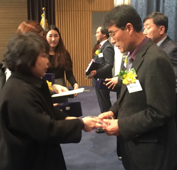 ▲ 충주미소진쌀이 지역을 빛낸쌀로 선정돼 시상을 받고 있다.사진제공=충주시