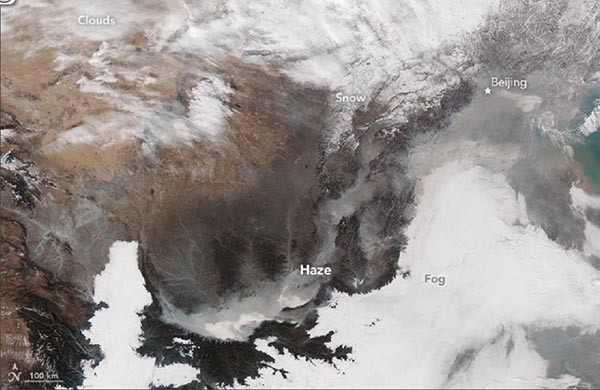 ▲ 지난 12월 초순 中수도권 일대에서 발생한 '살인스모그'를 찍은 인공위성 사진. 회색으로 보이는 것이 모두 스모그다. 이번 스모그는 이보다 더 심하다. ⓒ美NASA 촬영-라이브사이언스닷컴 화면캡쳐