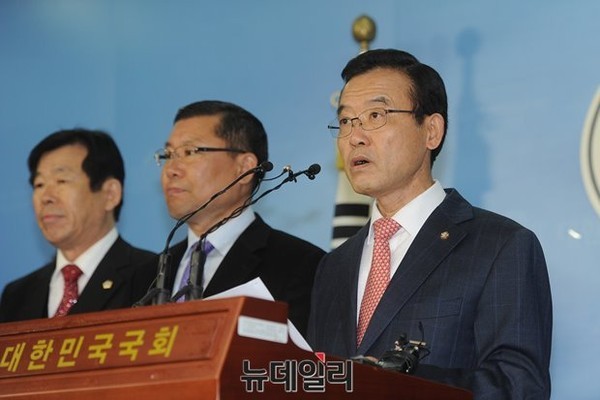 ▲ 임내현 의원이 23일 국회에서 기자회견을 열고 새정치민주연합 탈당을 선언하고 있다. 이날 임내현 의원의 탈당 기자회견에는 이은방 광주시의원과 조석호 광주북구의회 부의장 등 광역·기초의원들이 함께 했다. ⓒ뉴데일리 정재훈 기자