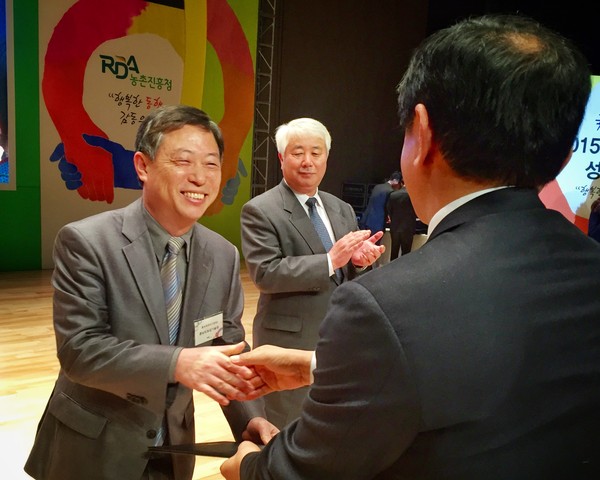 ▲ 사진은 23일 전북 전주 농촌진흥청에서 열린 '2015 전국농촌진흥사업 종합평가 시상식'에서 김영수(왼쪽) 충남도 농업기술원장이 이양호 농촌진흥청장으로부터 홍보분야 최우수 기관상을 수상하고 있는 모습. ⓒ뉴데일리