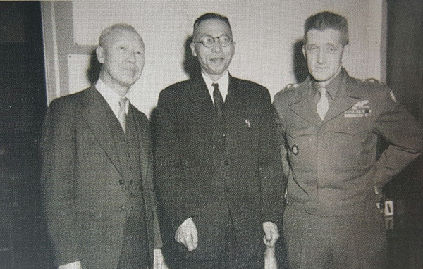 ▲ (왼쪽부터)이승만 대통령과 김구 선생, 하지 중장(1945년 11월) ⓒ뉴데일리DB