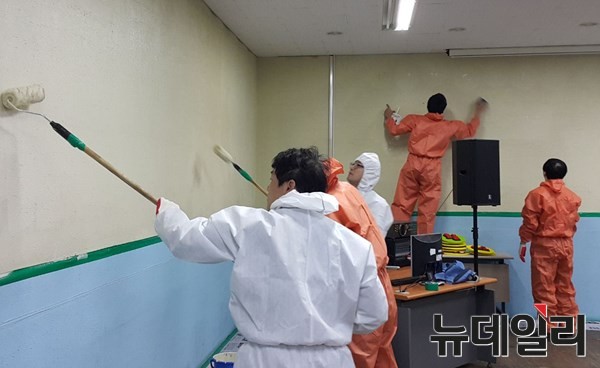 ▲ 화성부 조업개선과 횃불봉사단이 지난 19일 어르신 일자리 창출 사업장인 ‘미소짓는 가게’에서  페인트 작업 봉사활동을 하고 있다. ⓒ포항제철소 제공