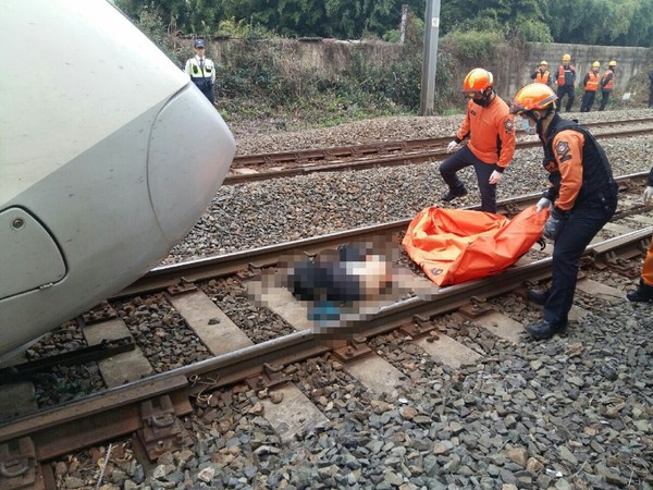 ▲ 23일 오후 2시 45분 부산발 서울행 KTX 상행선 439km지점에서 발생한 열차 투신사고 신고를 받고 출동한 소방대원들이 사고 처리 수습을 하고 있다.ⓒ뉴시스 제공