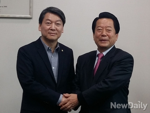 ▲ 김희철 전 의원이 23일 의원회관에서 안철수 의원과 만나 손을 맞잡고 있다. 김희철 전 의원은 이날 안철수 의원과의 회동 결과, 새정치민주연합을 탈당하고 권리당원 2000여 명과 함께 안철수 신당에 몸을 담기로 결정했다. ⓒ김희철 전 의원실 제공