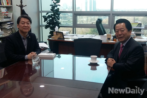 ▲ 김희철 전 의원이 23일 의원회관에서 안철수 의원과 회동하고 있다. 김희철 전 의원은 이날 안철수 의원과의 회동 결과, 새정치민주연합을 탈당하고 권리당원 2000여 명과 함께 안철수 신당에 몸을 담기로 결정했다. ⓒ김희철 전 의원실 제공