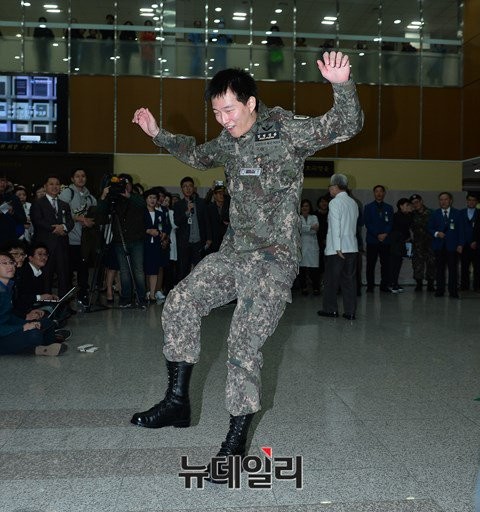 ▲ 김정원 하사가 병원 퇴원후 자신의 몸상태를 취재진에 공개하는 모습 .ⓒ뉴데일리 정상윤 사진기자