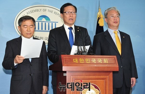 ▲ 문병호 의원(사진 가운데)이 지난 17일 유성엽·황주홍 의원과 함께 국회에서 기자회견을 열고 새정치민주연합 탈당을 선언하고 있다. ⓒ뉴데일리 이종현 기자
