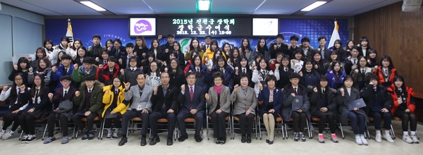 ▲ 전원건 진천군수 권한대행이 학생들에게 장학금을 전달한 뒤 파이팅을 외치고 있다. ⓒ뉴데일리