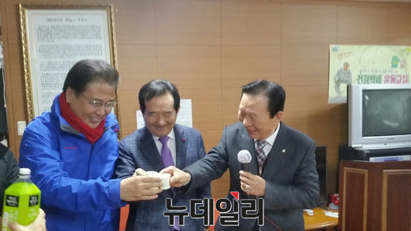 ▲ 박진 전 새누리당 의원과 정세균 새정치민주연합 의원이 종로 온고회 경로당에서 만나 건배를 하고 있다. ⓒ뉴데일리