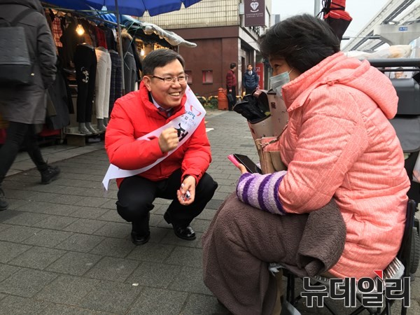 ▲ 정태옥 예비후보는 23일 오전 팔달시장을 찾아 애로사항을 청취하고 지역 전통시장을 대구를 대표하는 ‘관광 1번지’로 육성하겠다고 약속했다. ⓒ정태옥 예비후보 선거사무소 제공