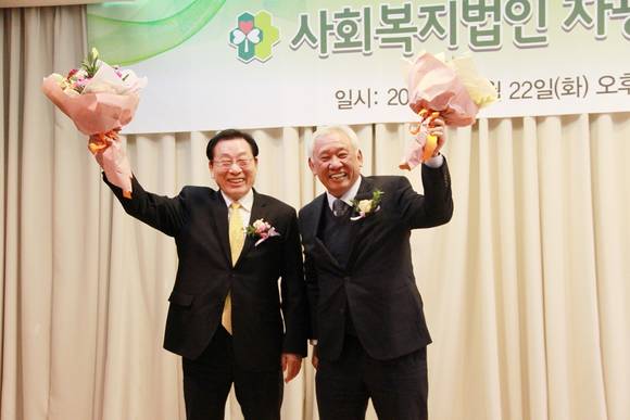▲ (왼쪽부터) 자광재단 김성이 전 이사장, 사조그룹 주진우 회장  ⓒ사조그룹