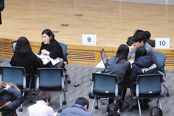 ▲ 지난 16일 서울 광진구 건국대에서 진행된 '2016학년도 정시 입학전형설명회'에서 대학 관계자들이 수험생 등을 대상으로 입시 상담이 진행하고 있다.