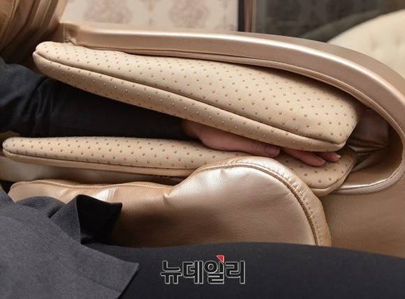 ▲ '카페 드 바디프랜드' 교대직영점에 설치된 파라오 제품을 체험해 보고 있다.ⓒ정상윤 기자