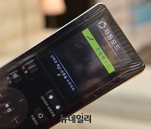 ▲ '카페 드 바디프랜드' 교대직영점에 설치된 파라오 제품을 체험해 보고 있다.ⓒ정상윤 기자