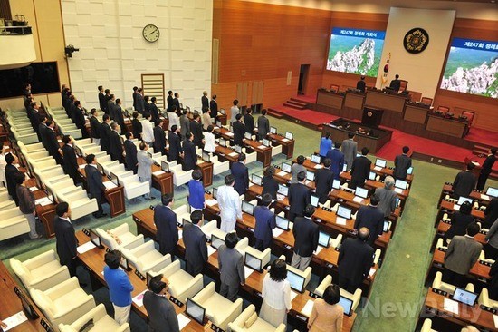 서울시의회 본회의 모습. 전체 105명 가운데 새정치연합 소속이 75명이다. ⓒ 뉴데일리DB