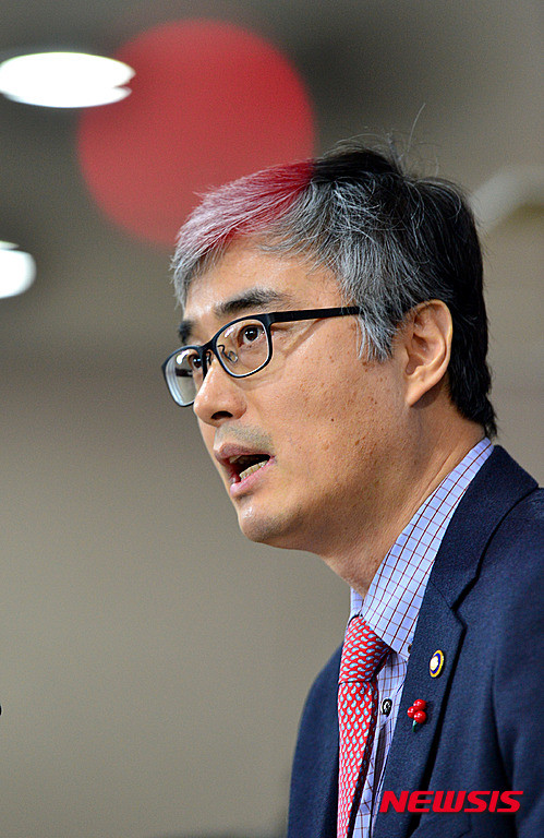 ▲ 이영 교육부 차관이 24일 오전 서울 종로구 정부서울청사에서 시도교육청 누리과정 예산 미편성과 관련한 입장을 발표하고 있다. ⓒ 뉴시스