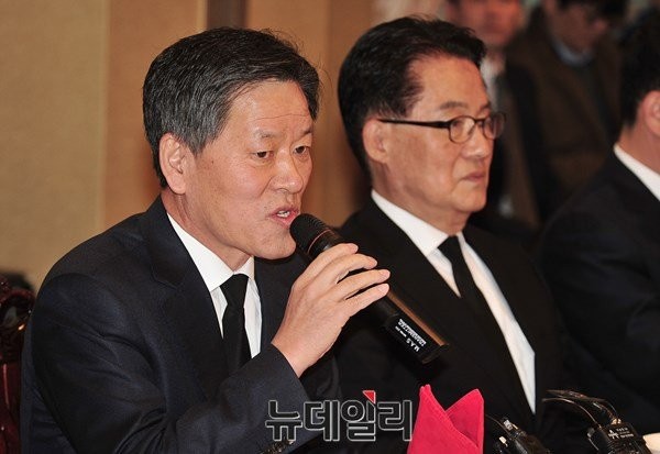 ▲ 새정치민주연합 주승용 전 최고위원은 문재인 대표의 조기 선대위 출범 뒤 추후 사퇴 고려 제안에 대해 지금 당장 사퇴한다고 해도 별로 의미가 없을 정도인데 그게 무슨 의미가 있느냐며 평가절하했다. 사진은 지난달 26일 서울 여의도 모처에서 열린 호남 의원단 오찬 회동에서 발언하고 있는 주승용 전 최고위원과 그 곁의 박지원 전 원내대표의 모습. ⓒ뉴데일리 이종현 기자