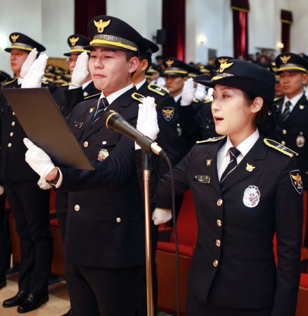 ▲ 선서를 하고 있는 졸업생 대표.사진제공=중앙경찰학교
