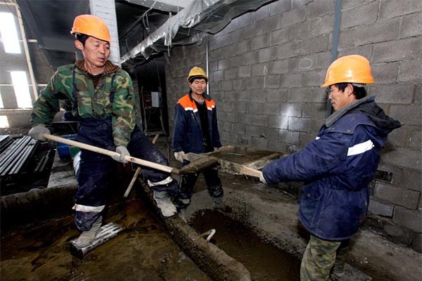 ▲ 러시아 건설현장에서 일하는 북한 근로자의 모습. ⓒ러시아 스푸트니크 뉴스 보도화면 캡쳐