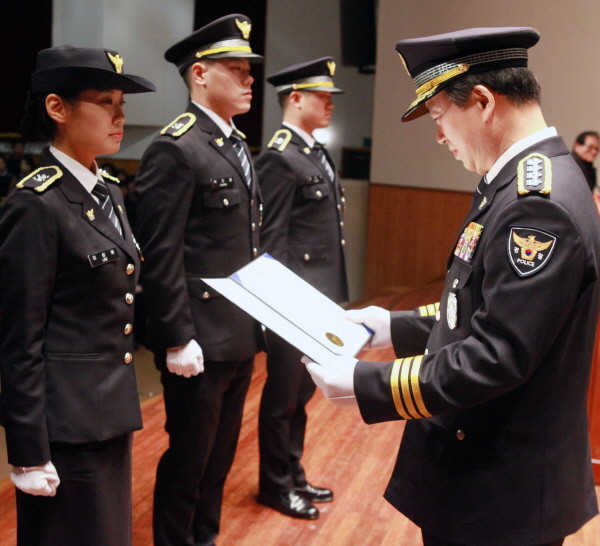 ▲ 강신명 경찰청장(오른쪽)이 성적 우수졸업자에게 시상을 하고 있다.사진제공=중앙경찰학교