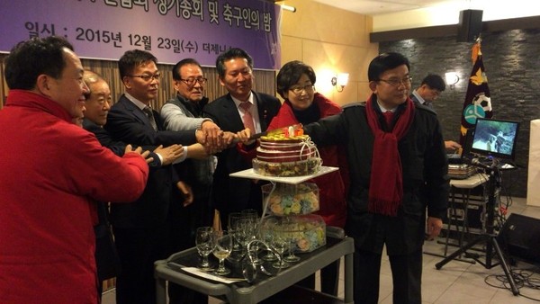 ▲ 지난 23일 서울 마포을 행사장에서 한자리에 모인 김성동 전 새누리당 의원(오른쪽 첫번째)과 정청래 새정치민주연합 의원(오른쪽 세번째)ⓒ김성동 전 의원 트위터