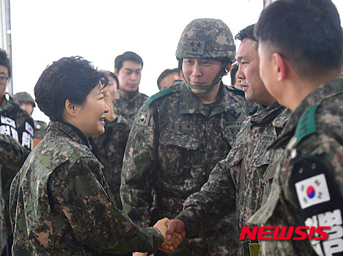 ▲ 박근혜 대통령이 24일 오후 최전방 안보태세 점검을 위해 경기도 연천의 태풍전망대를 방문, 장병들을 격려하고 있다. ⓒ뉴시스