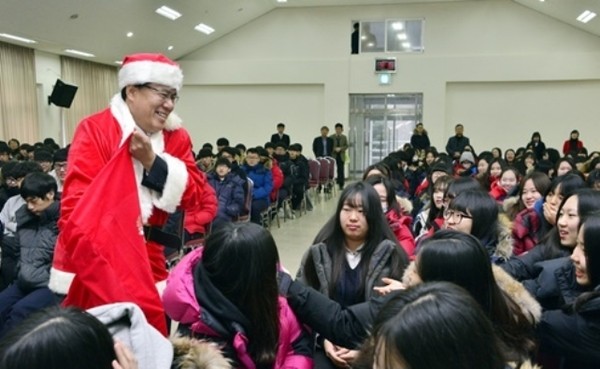 ▲ 사진은 이근규 제천시장이 산타클로스 복장을 하고 수험생들에게 선물을 나눠주고 있는 모습.  ⓒ뉴데일리