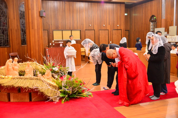 ▲ 지난해 성탄미사에 참석한 혜철스님 ⓒ뉴데일리