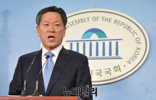 ▲ 새정치민주연합 주승용 전 최고위원이 지난 8일 분당을 막기 위한 마지막 시도로, 국회에서 기자회견을 열고 문재인 대표의 결단을 호소하며 최고위원직 사퇴를 선언하고 있다. ⓒ뉴데일리 이종현 기자