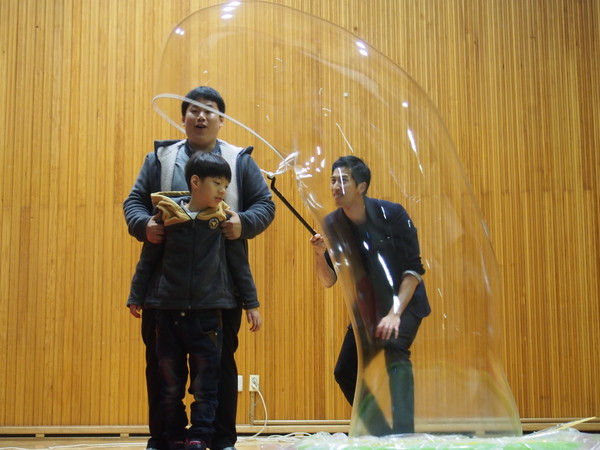 ▲ 청주혜원학교가 전교생을 대상으로 한 크리스마스 축하공연 ‘버블&매직 벌룬 쇼’ 모습.  ⓒ뉴데일리